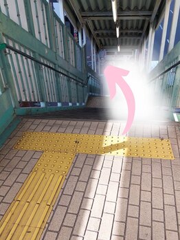 メモト 東三国駅前店(memoto)/階段を降ります