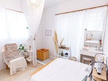 クオレ(salon)の雰囲気（暖かみのあるルームで癒しの時をお過ごし下さい◎）