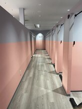 ボディアーキ 高知大丸店(BODY ARCHI)/ピンク×グレーの可愛い店内