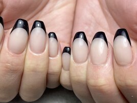 黒フレンチネイル