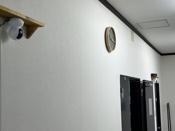 コリコリとるとる 天童店/2台のカメラで施術を監視。