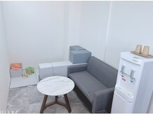 サロン アンド ルクス(Salon & Lux)の雰囲気（お子様連れでもOK◎キッズスペースを完備！広々した待合空間♪）