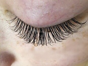 グランプリLashの写真/《軽くて負担の少ないボリュームラッシュ》自然なボリュームと密度感を叶える専門サロン