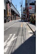 ビューステージ アイブロウサロン 越谷/左手に交番があります