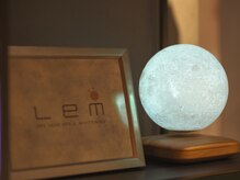 レム(Lem)/待合室に浮かぶ月のライト