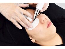 【SNSや美容雑誌でも話題のラッシュアディクト】効果で選ばれているまつげ美容液のサロンケアです。