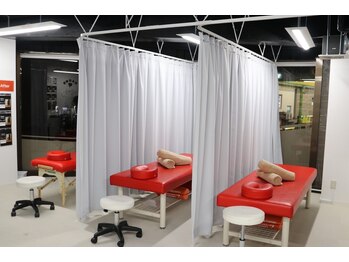 ナオル整体 大森店(NAORU整体)/各ベッドカーテン仕切り有り