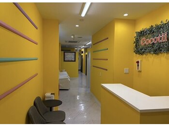 ココティ ホワイトニング(Cocotii)の写真/【恵比寿駅東口徒歩1半】完全個室のホワイトニング専門サロン☆白と黄色基調とした清潔感/遊び心溢れる店内