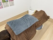 なかもと整骨院/施術中遠赤外線マットで温めます