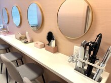 アイヨンマルゴ 名古屋名駅店(EYE405)の雰囲気（メイクスペースにはヘアーアイロン完備◎アメニティも充実♪）
