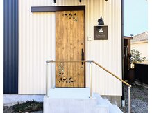 ユニコ(Unico)の雰囲気（サロン専用の入り口あります。車も最大二台停められます。）