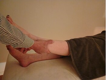 整体サロンr/足をアロマオイルで