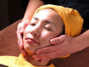 頭と首と顔のマッサージ パチューカ(PACHUCA)/静脈リンパマッサージ