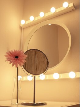 アンドシュシュネイル(&CHOU CHOU nail)/メイク＆ウエイト席