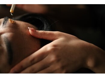 ピーディーエーサロン(P.D.A.SALON)の写真/個室で安心カウンセリングができるサロン。骨格からデザインを見る丁寧な施術で美しさを演出★