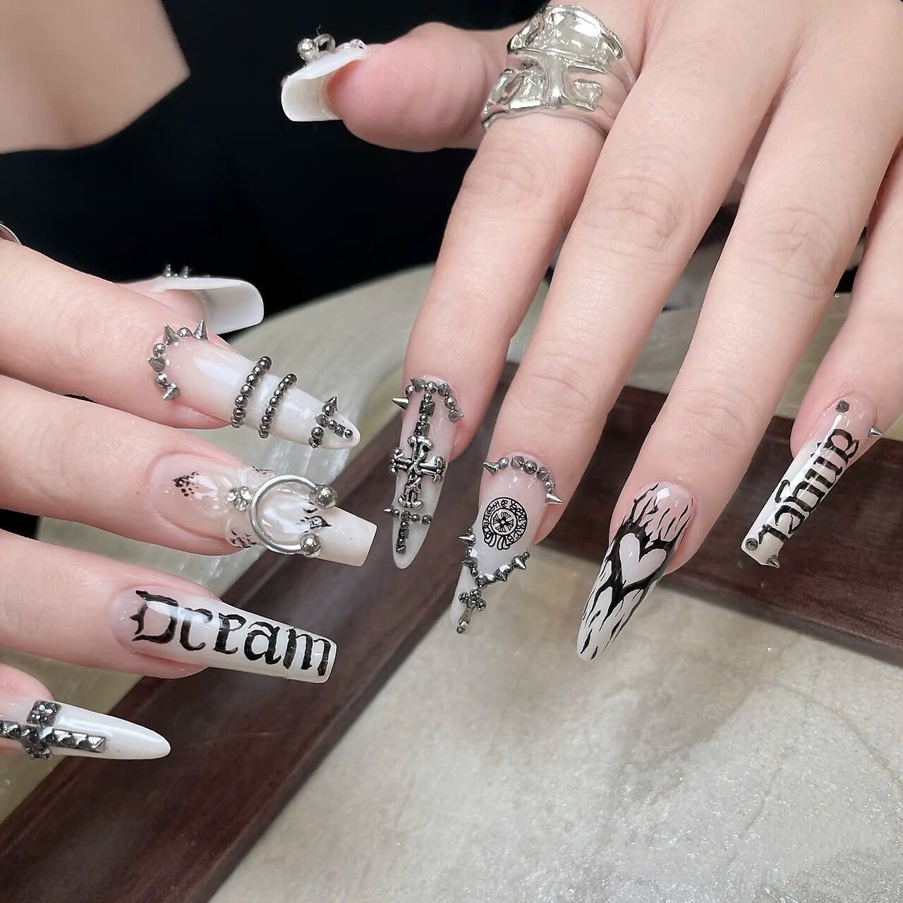 なお　スーパーロングネイル 2026年冬トレンド】スーパーロングのネイルデザイン集｜人気順