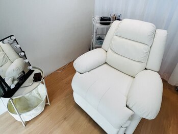 プラスアイビー 鹿児島店(+i.b)の写真/[完全個室]リラックスしながら施術可能♪大きいチェアをご用意！ゆったり美眉スタイリングを体験ください◎