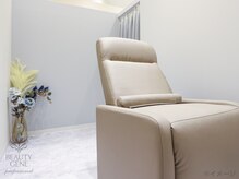 ビューティジーンプロフェッショナル 越谷レイクタウン店(BEAUTY GENE professional)の雰囲気（白基調の落ち着いた空間で、お一人お一人丁寧に施術を行います☆）