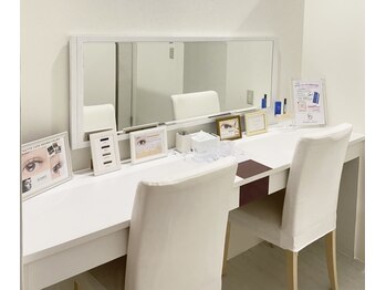 バニーアイズ ホテルニューオータニ博多店(Bunny eye's)/施術後はメイクブースへ