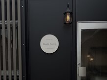 スタジオ ナシェ(Studio Nashe)の雰囲気（出入口の看板が印です。）