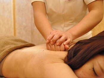 ほぐし整体プラスイチ(+1)/肩甲骨まわりを揉みほぐします。