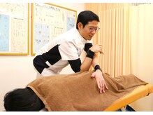 らくらく整体 テヅカヤマカイロプラクティック(TEZUKAYAMA)の雰囲気(骨盤調整中 「痛気持ち~」とよく言われます)