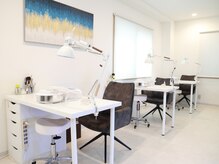 白を基調とした落ち着いた店内です♪