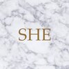 シー(SHE)ロゴ
