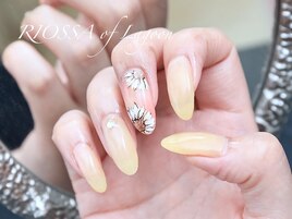 大人かわいいひまわりネイル