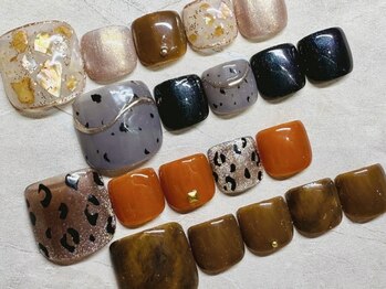 ウェルビー(Well_be)の写真/【パラジェル認定サロン】アクセサリー感覚で楽しめるフットネイルが大人気！秋デザインでおしゃれ度UP