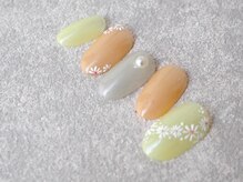 カトルナフ(quatre fois neuf)/くすみイエローのお花ネイル