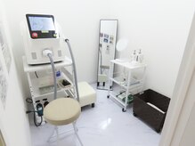 脱毛ルームにはクレンジングや化粧水、ライト付きミラーも常備