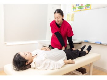 藤接骨院 浜松高林院/施術)仰向けで脚のほぐし