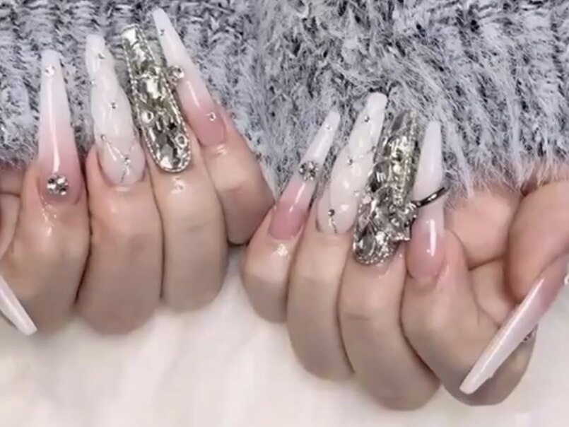 2025年-2026年冬トレンド】ホワイト スーパーロングのネイルデザイン集