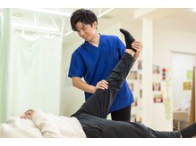 藤接骨院 浜松高林院/施術)仰向けで脚のストレッチ