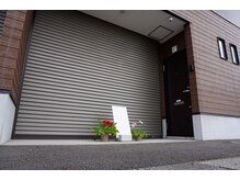 入口にスタンド看板があります♪