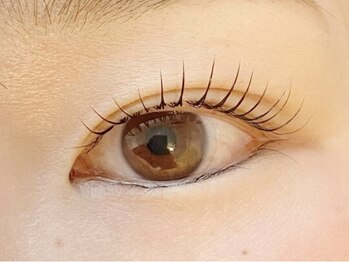 アクシア(AXIA)の写真/自まつ毛へのダメージを最小限に抑えた施術で、自然な仕上がりを実現!ナチュラルだけど存在感ある目元に♪