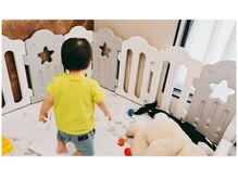 ママとアロマの雰囲気（冷暖房完備の明るく清潔なベビールーム/1カ月から～小学生まで◎）