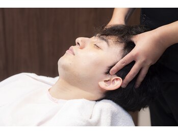 バーバーカズ 日本橋店(barber KAZU)の写真/【平日深夜まで営業中】完全個室で癒しのヘッドスパ体験♪シェービングとのセットで肌も心もトーンアップ!