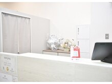 アロマアネラ アクア(Aroma Anela × AKUA)/入口カウンターで受付いたします