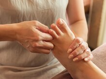 足つぼとは違い、点ではなく面で体の不調を感じ取る確かな技術