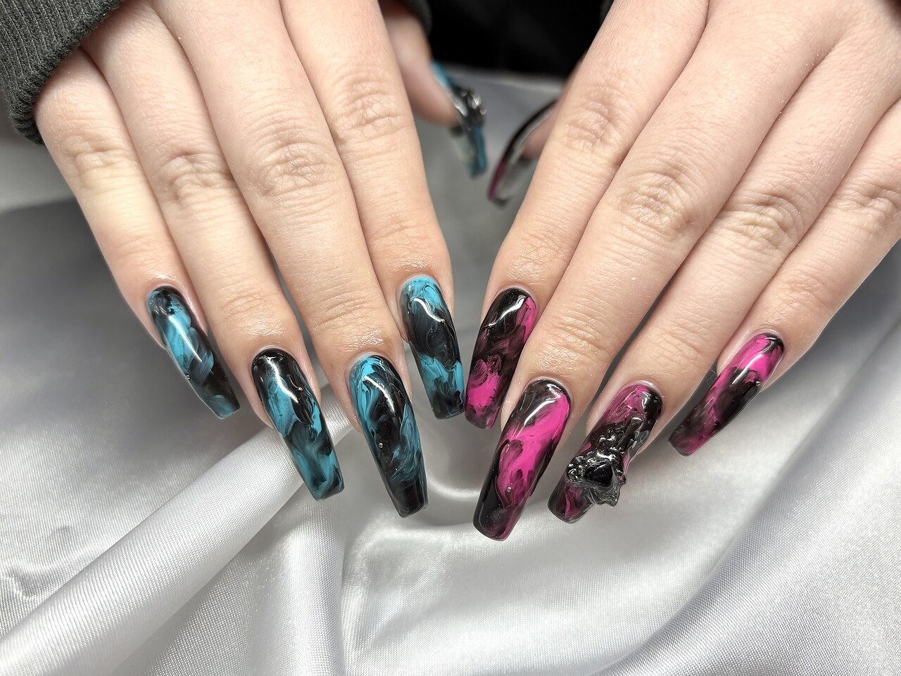 2025年-2026年冬トレンド】シンプル スーパーロングのネイルデザイン集