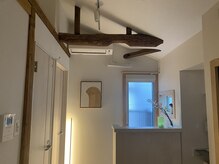 ふありの雰囲気（木の温もりと、間接照明が落ち着くエントランス）