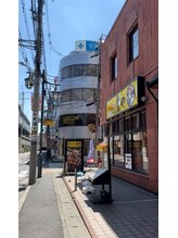 ビューステージ アイブロウサロン 越谷/右手に庄やがあります