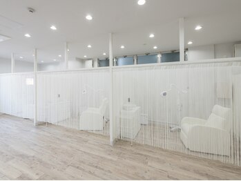 ホワイトニングカフェ 鷺沼店/施術スペースは半個室です。