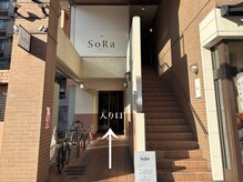 入り口は左側（階段×）、インターホンで401をお呼び下さい