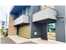 ママとアロマの雰囲気（凛とした佇まいの隠れ家アロマサロン。緑溢れる穏やかな空間）