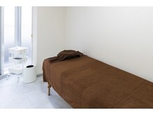 Oh My Care【眉毛/アイブロウ/メンズ眉毛サロン/セルフホワイトニング/毛穴洗浄】の雰囲気（リクライニングチェアとフラットベッド完備♪）