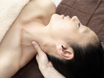 ビューティー サロン アイビー(Ivy)の写真/【重い肩周りもスッキリ】背中まで極上オイルリンパ＊全身の巡りを整えて、潤い溢れるツヤ美肌へ導く