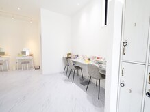 リラッシュ(Re Lash)/商品をお試しできる待ち合い。